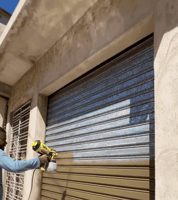 Pistola DESOON pintando um portão com acabamento perfeito